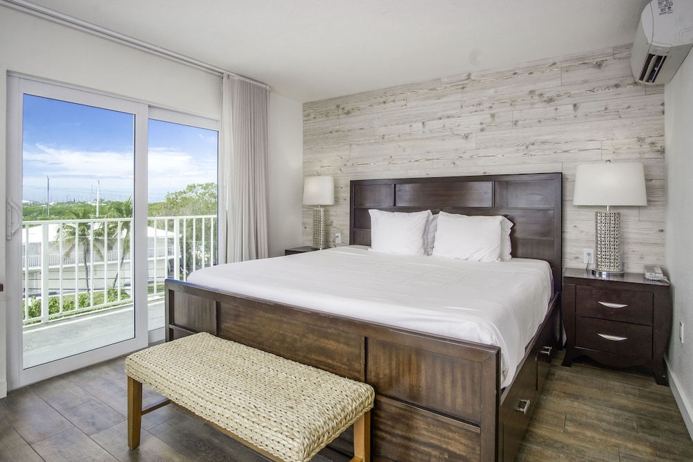 Deluxe Suite, 1 Bedroom, Balcony (King) - Photo 11