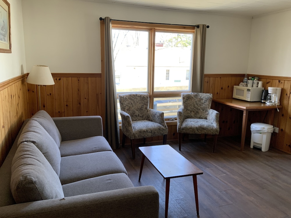 Standard Cabin, 2 Bedrooms, Fireplace, Lake View (The Moose)