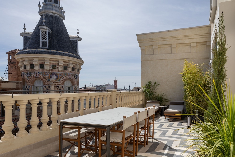 Signature Suite, 1 King Bed, Terrace (View) thumbnail 6