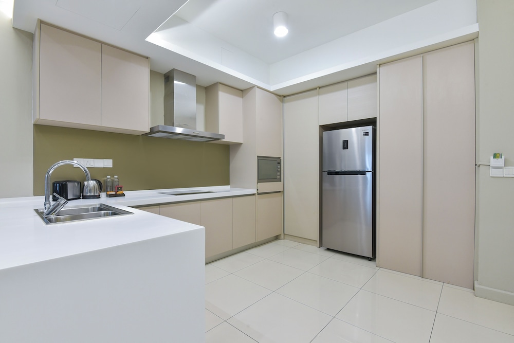 One Bedroom Suite Trendy thumbnail 6