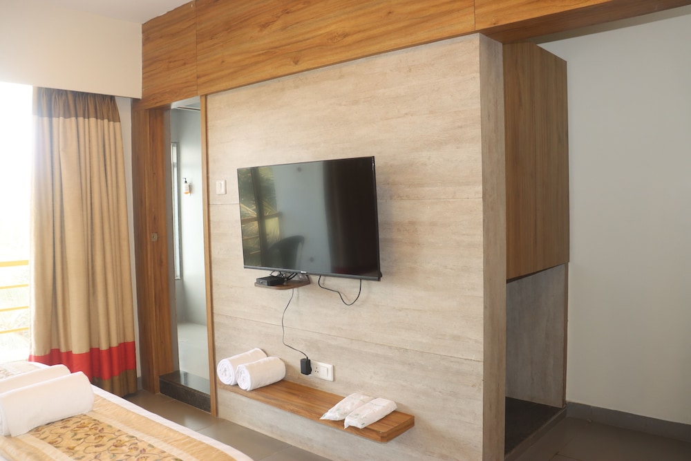 Executive Pool View Room With Balcony photo 3