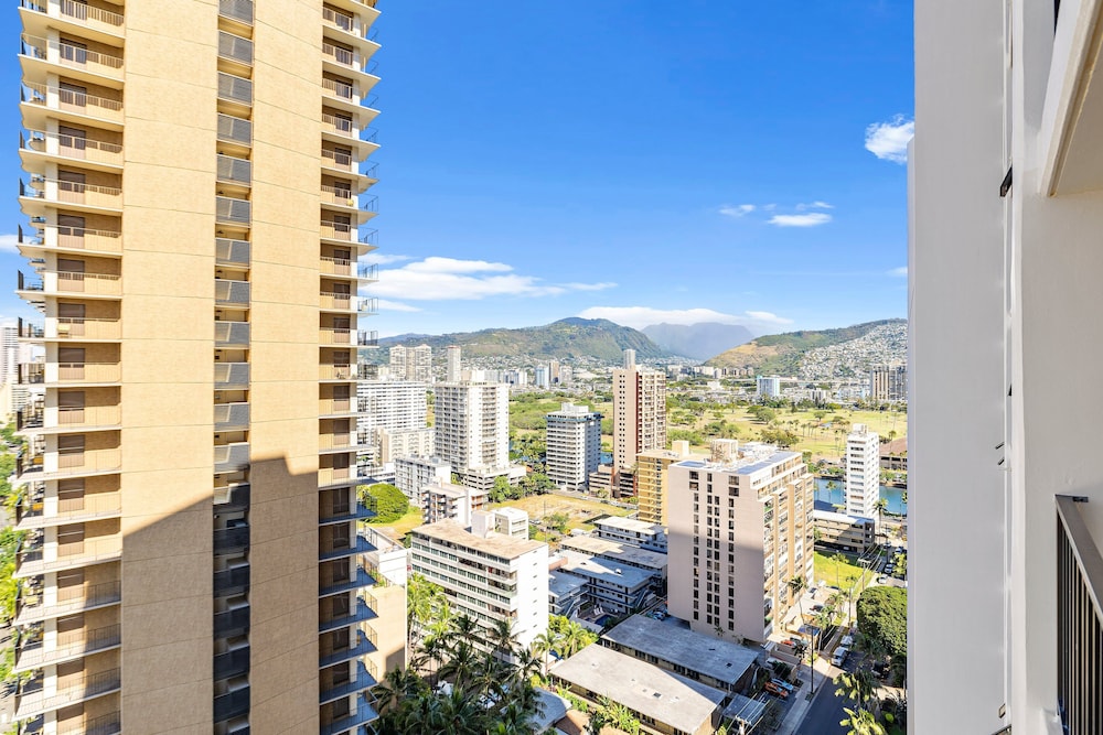 Premium Remodeled Condo with Ocean View and Parking: Premium Suite, 1 King Bed with Sofa bed, Air conditioning, Ocean View (0132) photo