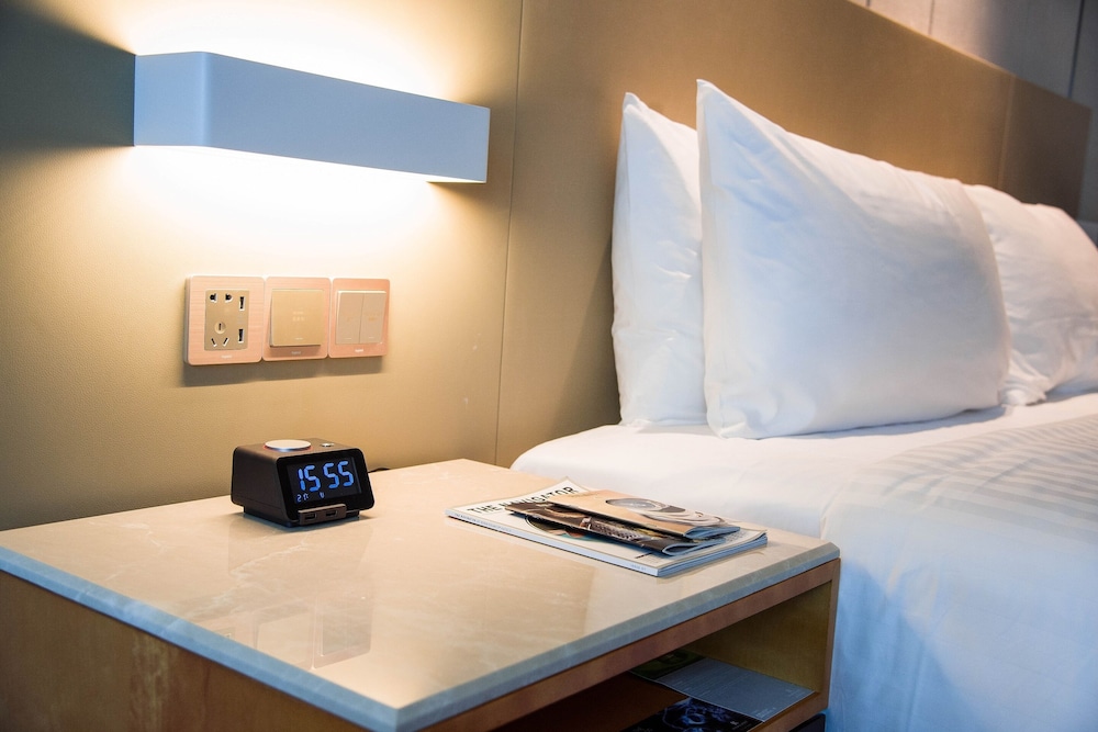 Club Room, 1 King Bed, City View - Photo 3