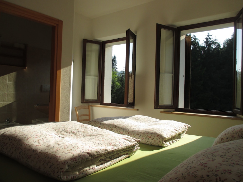 Triple Room, Multiple Beds, Non Smoking, River View photo 3