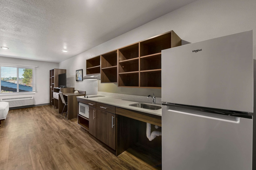 Suite, 1 Queen Bed, Accessible, Non Smoking (Accessible Tub)