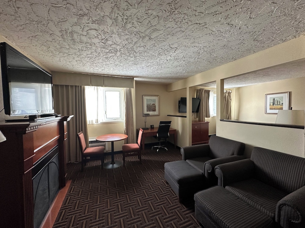Suite, 1 King Bed, Non Smoking - Photo 4