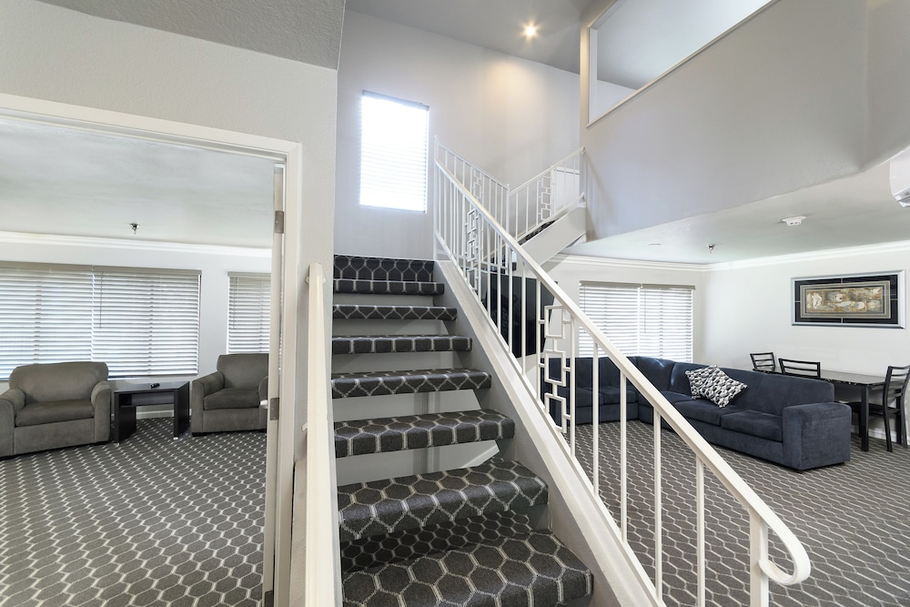 Regal 2 Story 2 BR Suite 1 Queen - Photo 1