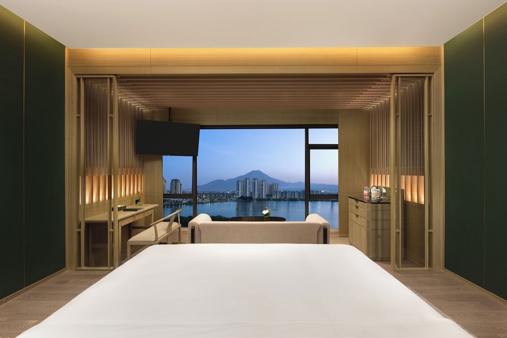 Premium Room, 1 King Bed, Club Lounge Access, Lake View (Lake View) photo 1