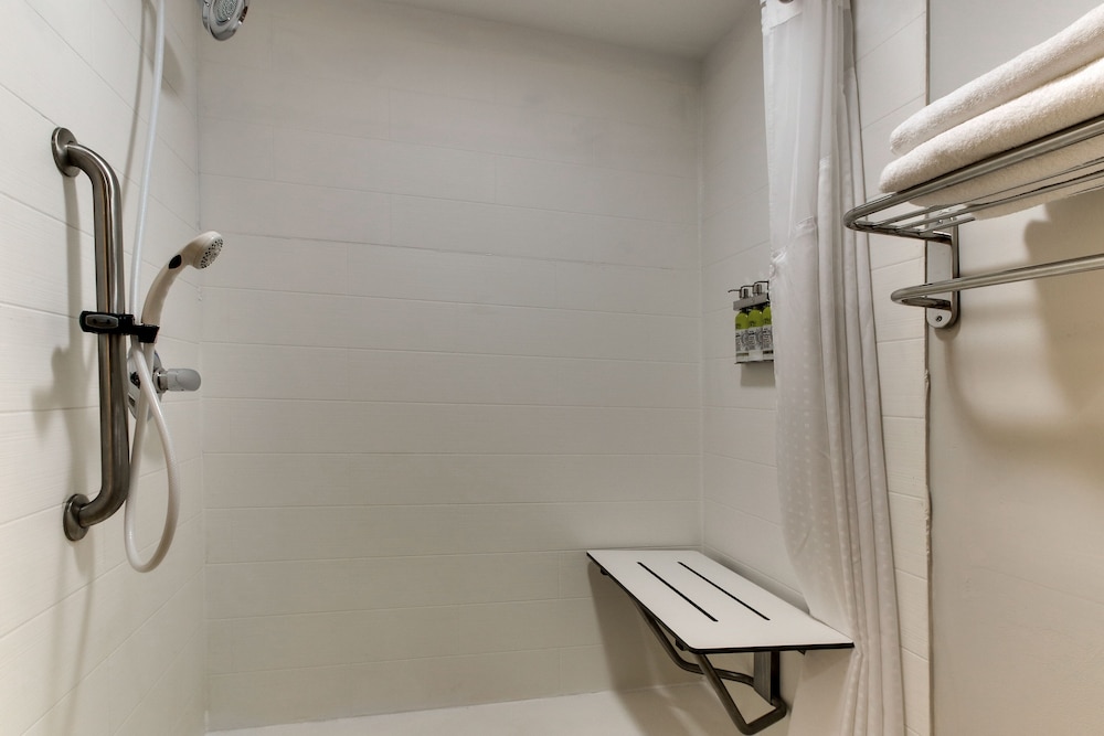 Standard Room, 1 Queen Bed, Accessible (Communications Accessible) - Photo 6