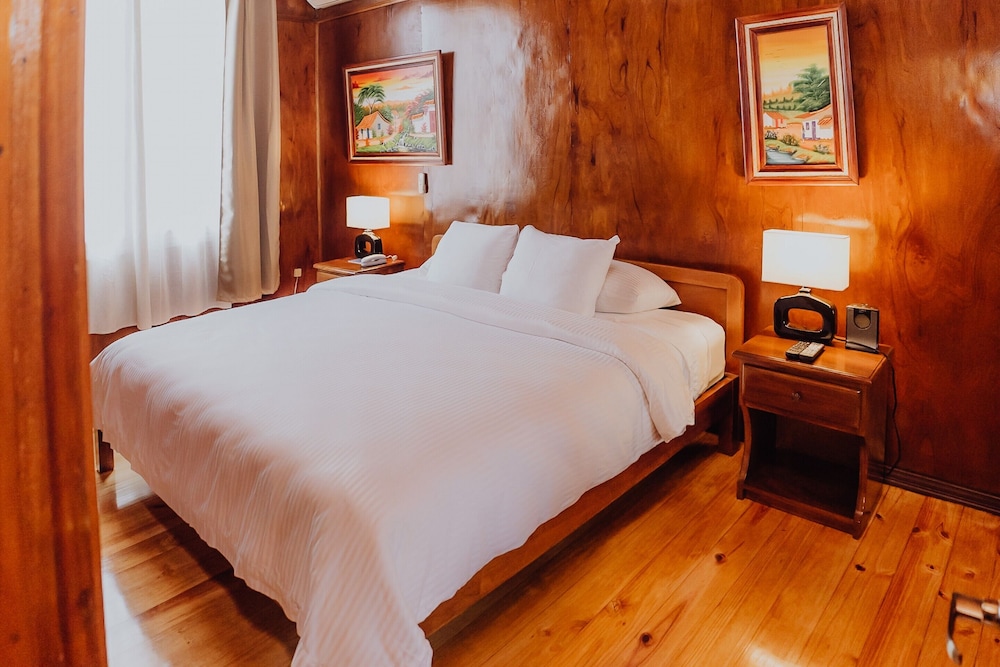 Suite, 1 King Bed photo 2
