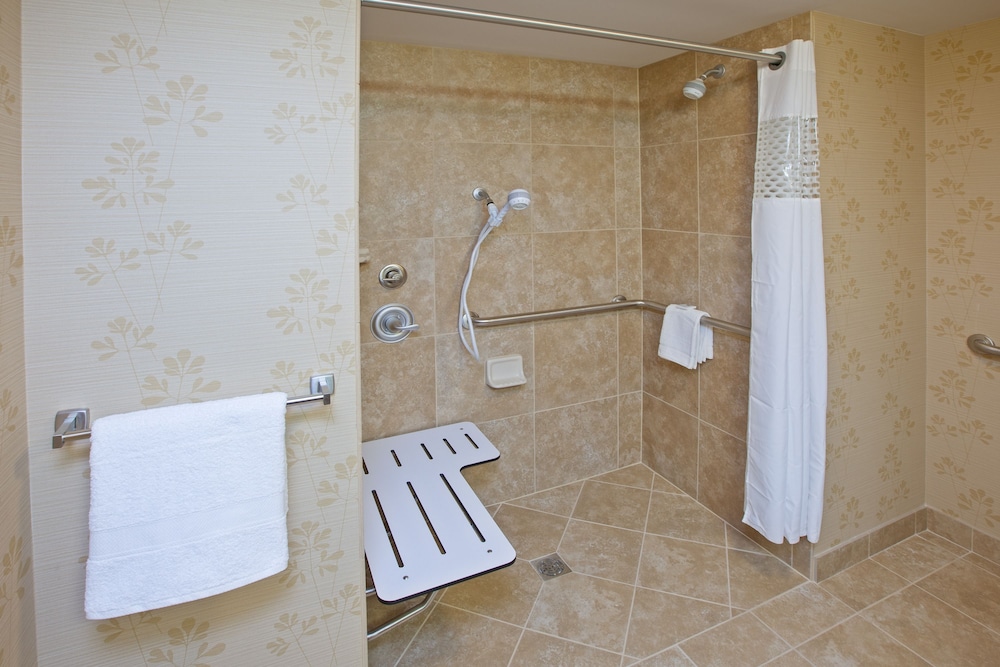 2 Queen Bed Room, Hearing Accessible W/ Tub - Photo 2