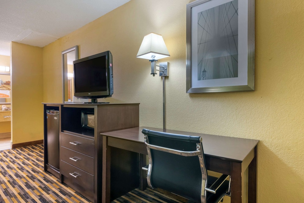 Suite, 1 King Bed, Accessible, Non Smoking photo 2