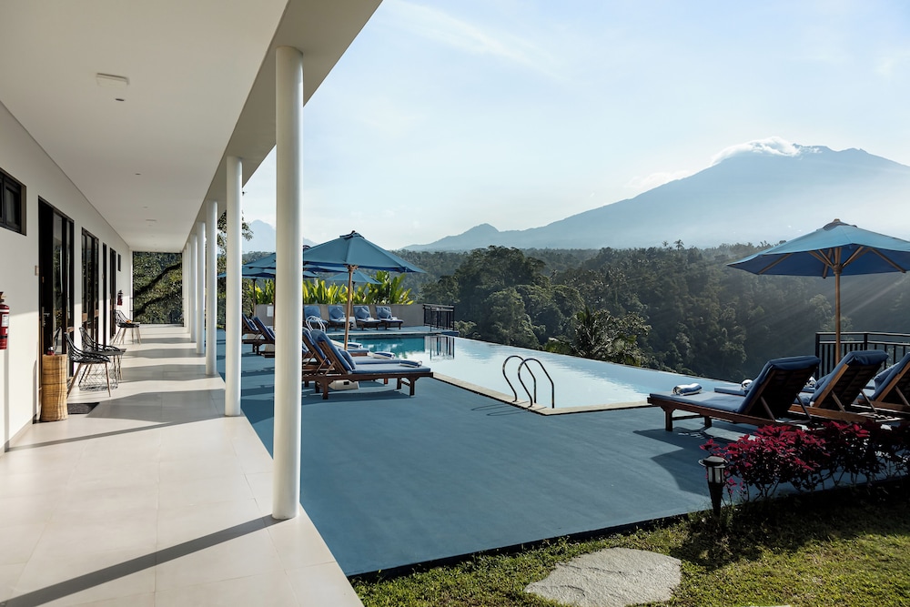 Suite with Pool View and Free Afternoon Tea - Photo 2