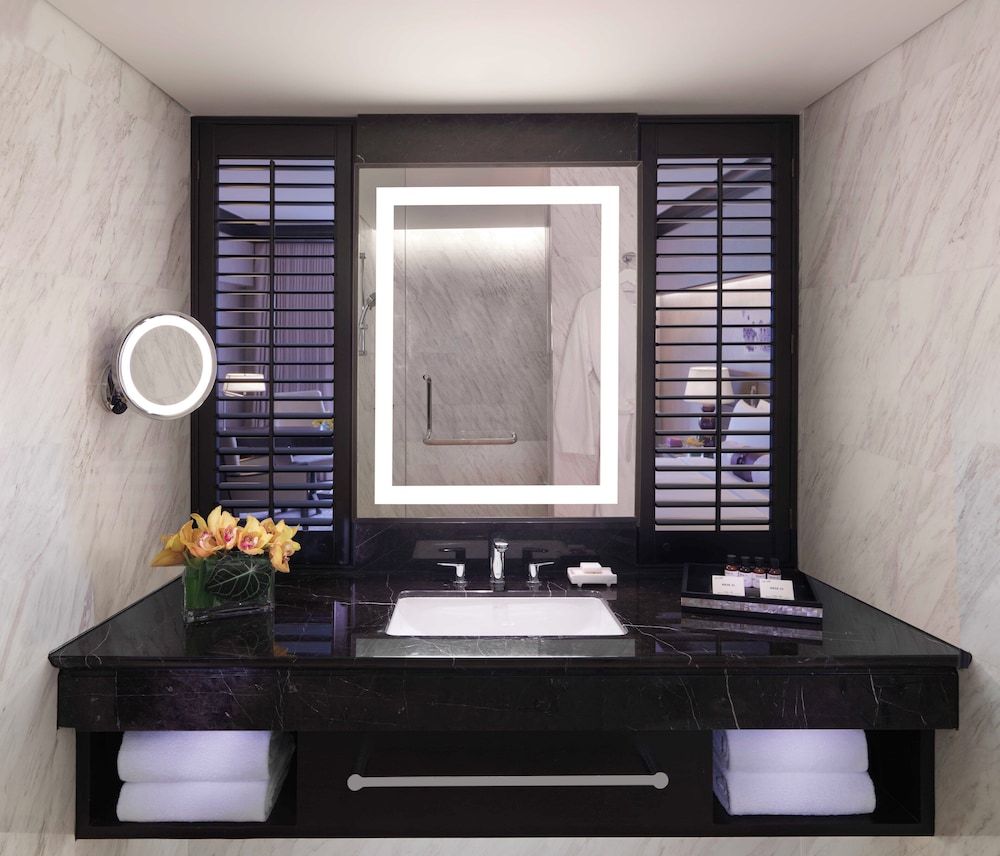 Signature Suite, 1 King, Corner Room with 2 Balconies thumbnail 6