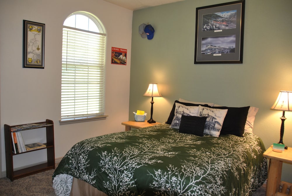 Superior Room, 1 Queen Bed, Ensuite, Garden View (G2 - JT Train Room) photo 1