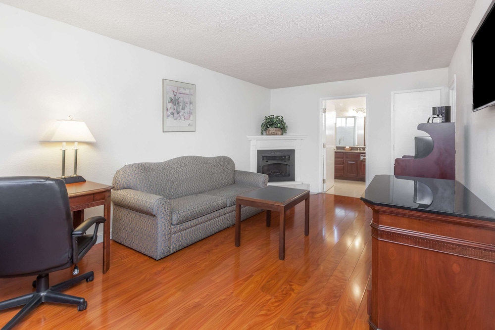 Suite, 1 King Bed, Non Smoking, Fireplace