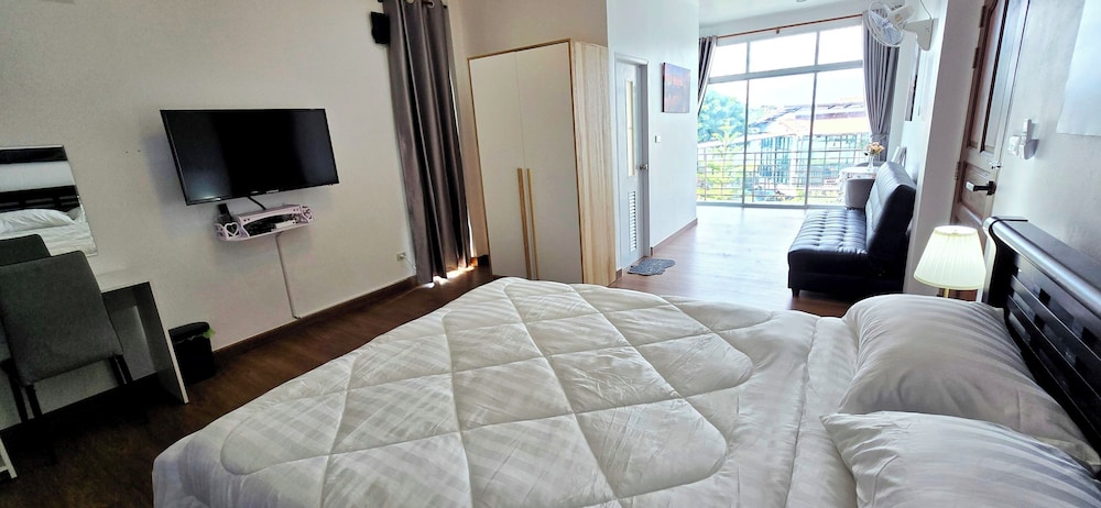 Honeymoon Room, 1 King Bed with Sofa bed, Lake View photo 2
