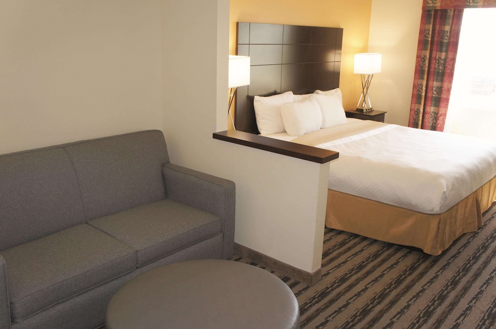 Suite, 1 King Bed, Non Smoking - Photo 2