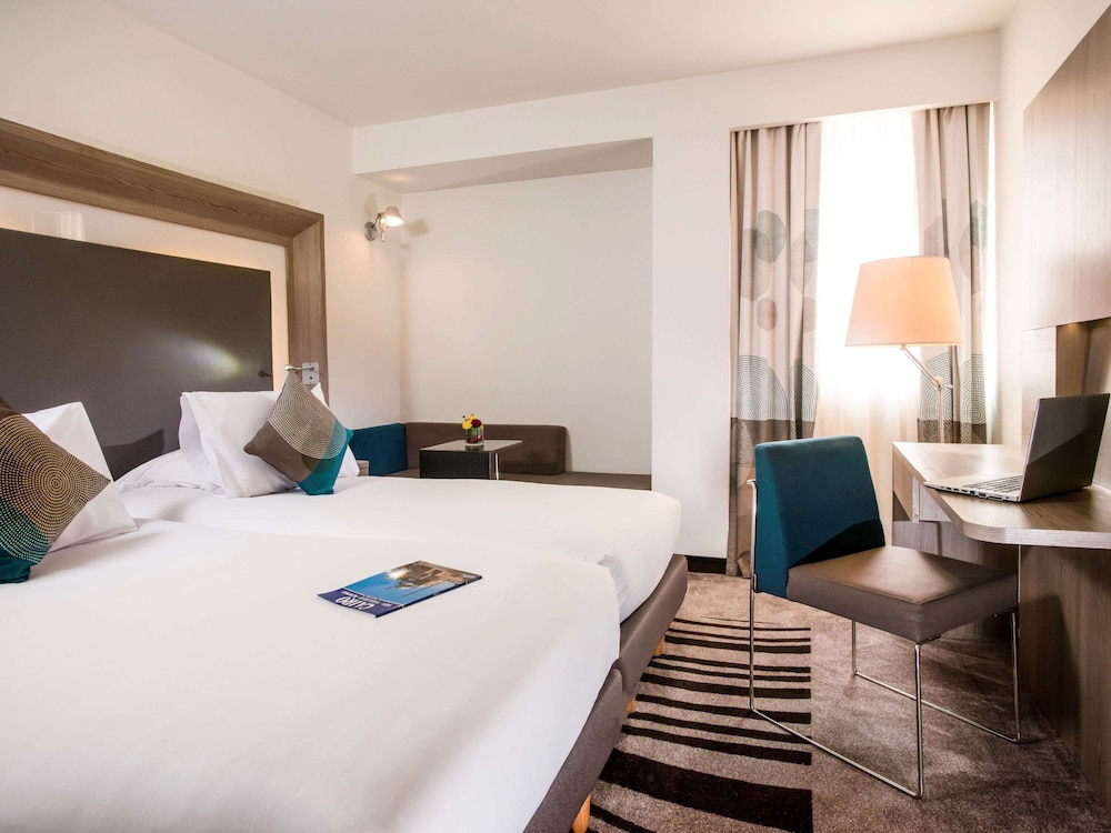 Superior Room with 2 single beds, Pool Side - Photo 8