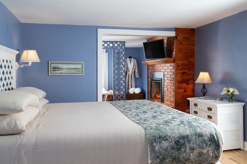 Romantic Suite, 1 Bedroom, Jetted Tub, Garden View (04 The Presidential Suite) photo 2