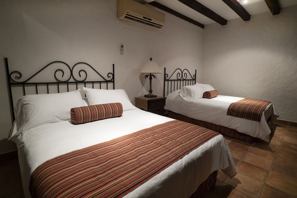 Habitación Doble Deluxe, 2 camas dobles, vista parcial al mar.