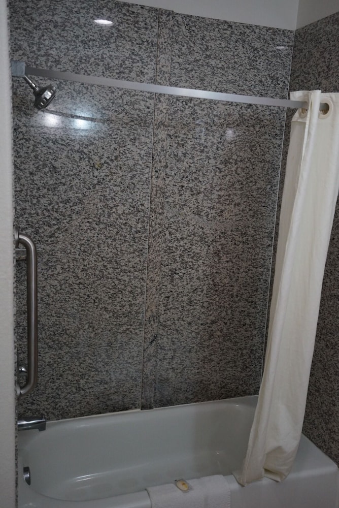 Standard Room, 1 King Bed, Non Smoking, Jetted Tub - Photo 6