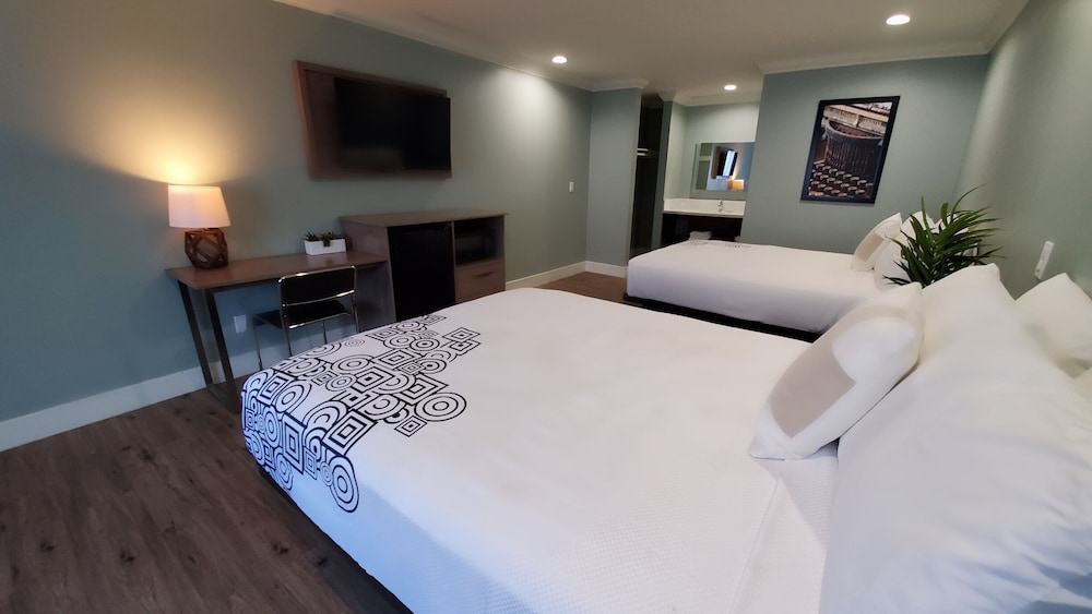 Basic Room, 2 Queen Beds, Non Smoking photo 3
