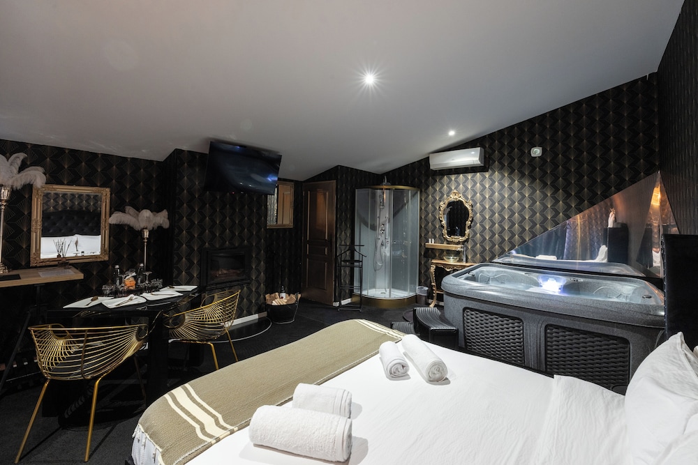 Comfort Suite, 1 Queen Bed, Non Smoking, Fireplace photo 1