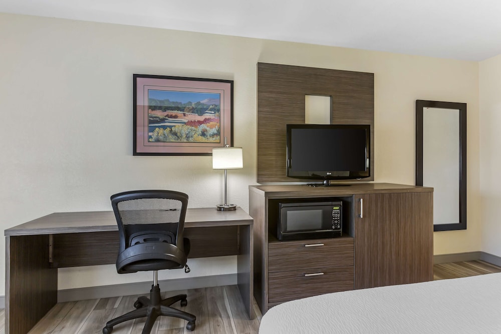 Standard Room, 1 King Bed, Accessible, Bathtub photo 2
