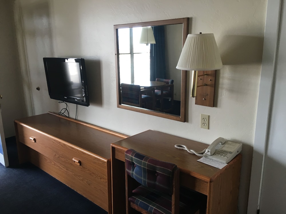 Standard Triple Room, Refrigerator & Microwave photo 3