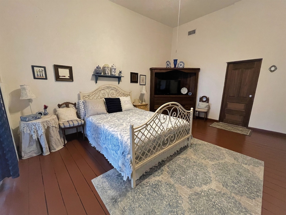 Deluxe Room, 1 Queen Bed, Balcony, Courtyard View photo 1