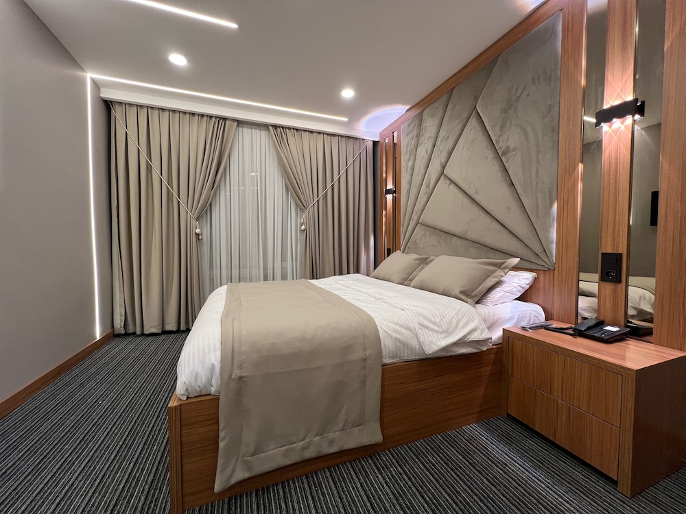 Standard Room, 1 Queen Bed, City View photo 2