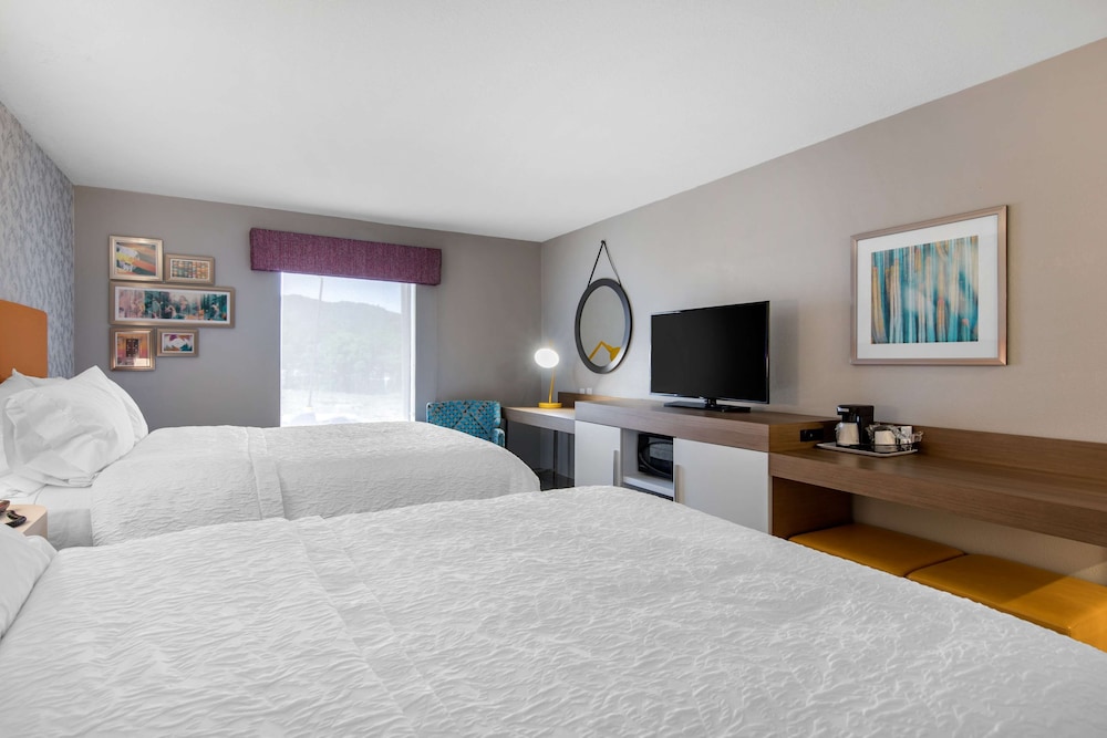 Room, 2 Queen Beds, Refrigerator & Microwave - Photo 4