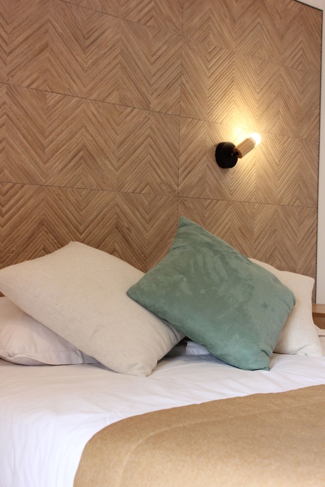 Standard Double Room - Photo 9