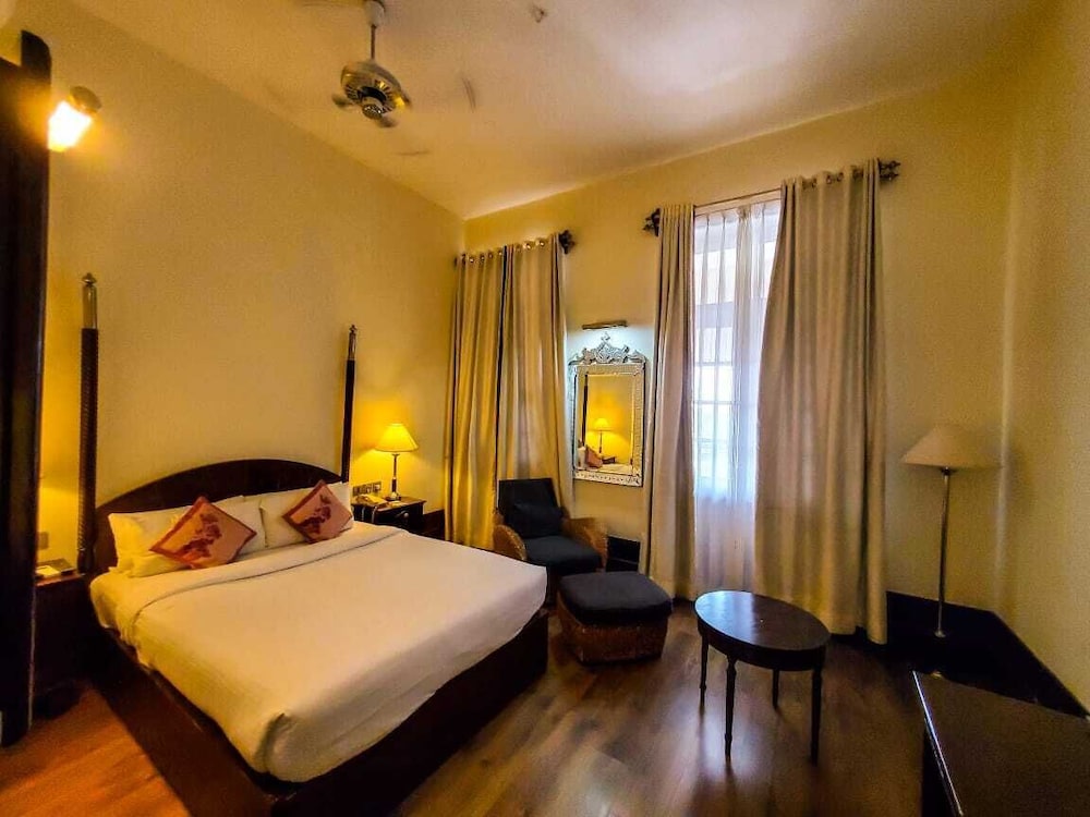 Regal Queen Garden View Room with Balcony