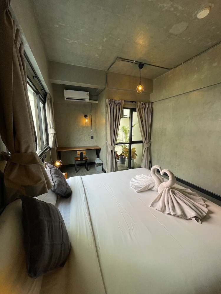 Superior Room, 1 King Bed photo 2