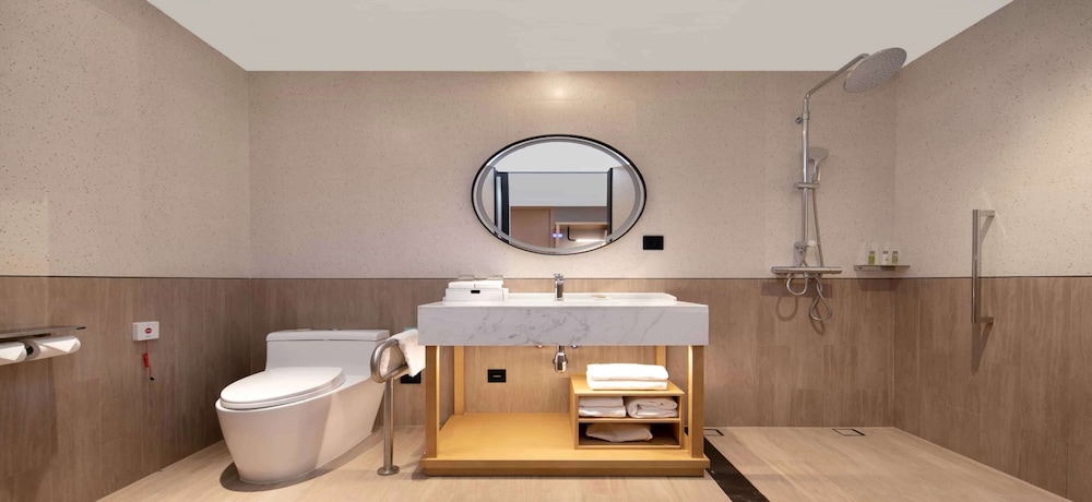 Business Room, 1 King Bed, Accessible photo 2