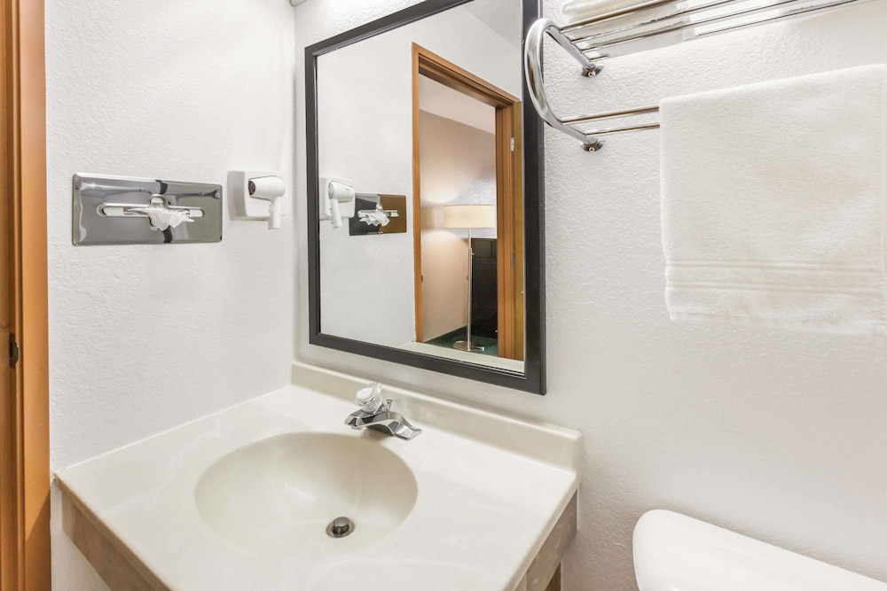 Deluxe Studio Suite, 1 King Bed, Non Smoking, Jetted Tub - Photo 2
