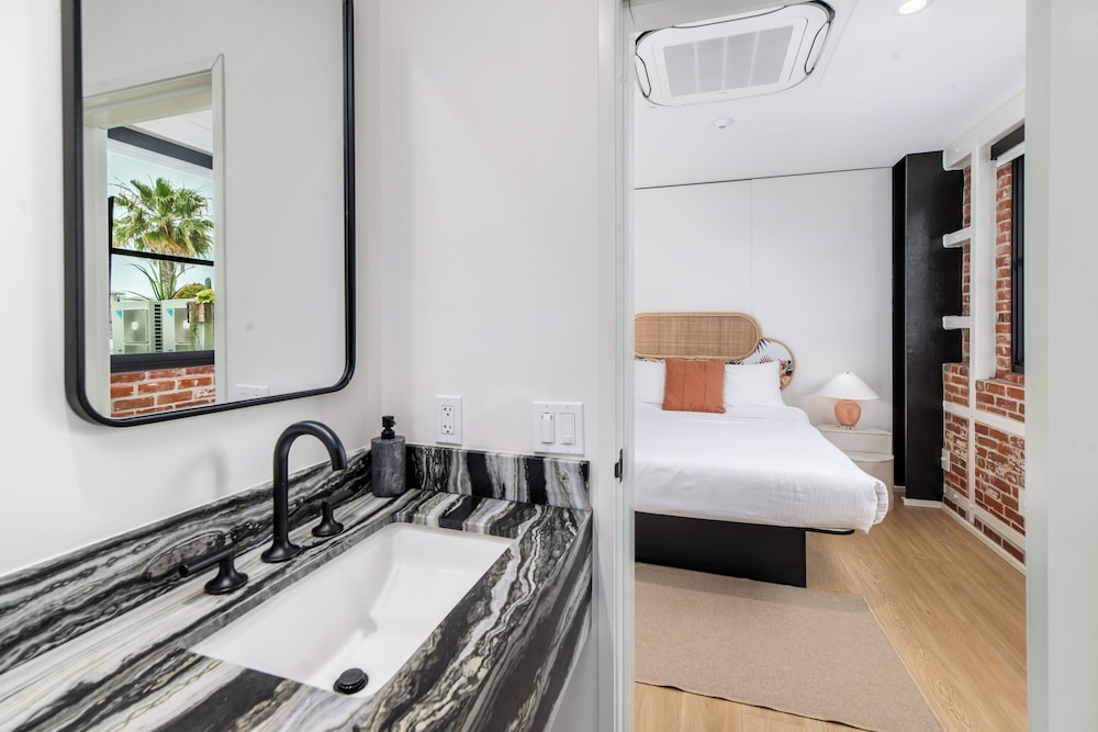 Room, 1 Queen Bed, City View (Room 202) photo 2