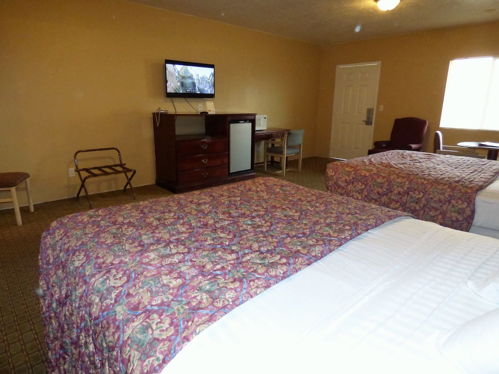 Standard Room, 2 Queen Beds - Photo 5