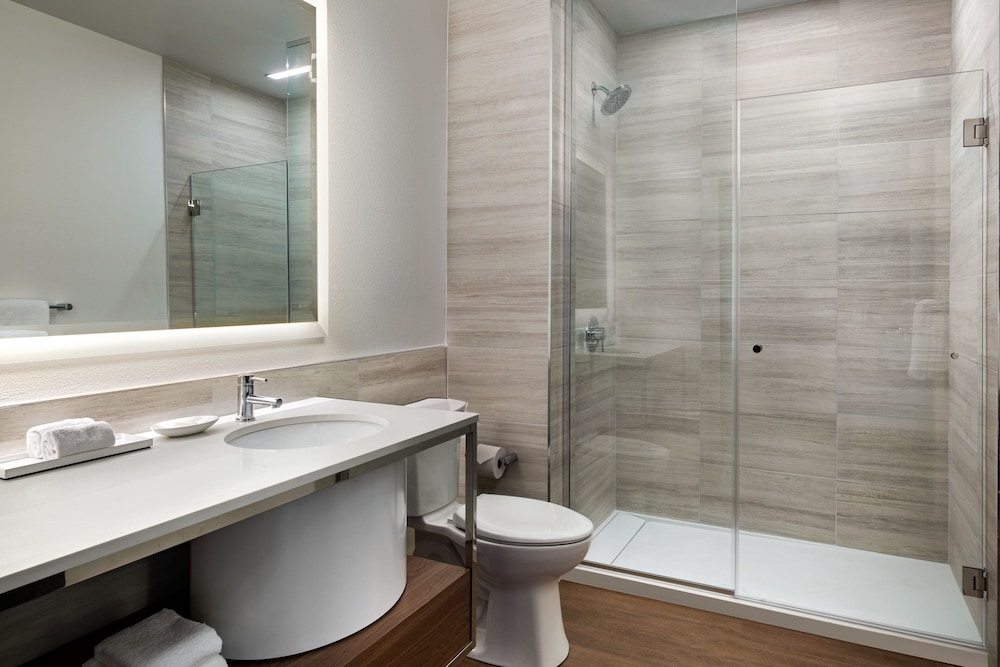Suite, 1 Bedroom - Photo 8