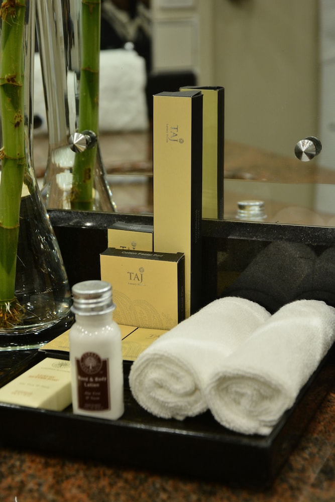 Superior Room King Bed Diplomatic Enclave View thumbnail 6