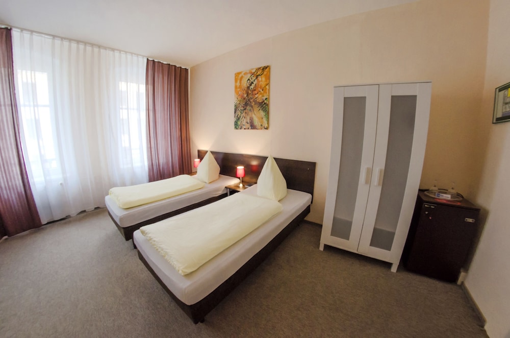 Economy Double or Twin Room (Private External Shower and Toilet) photo 3