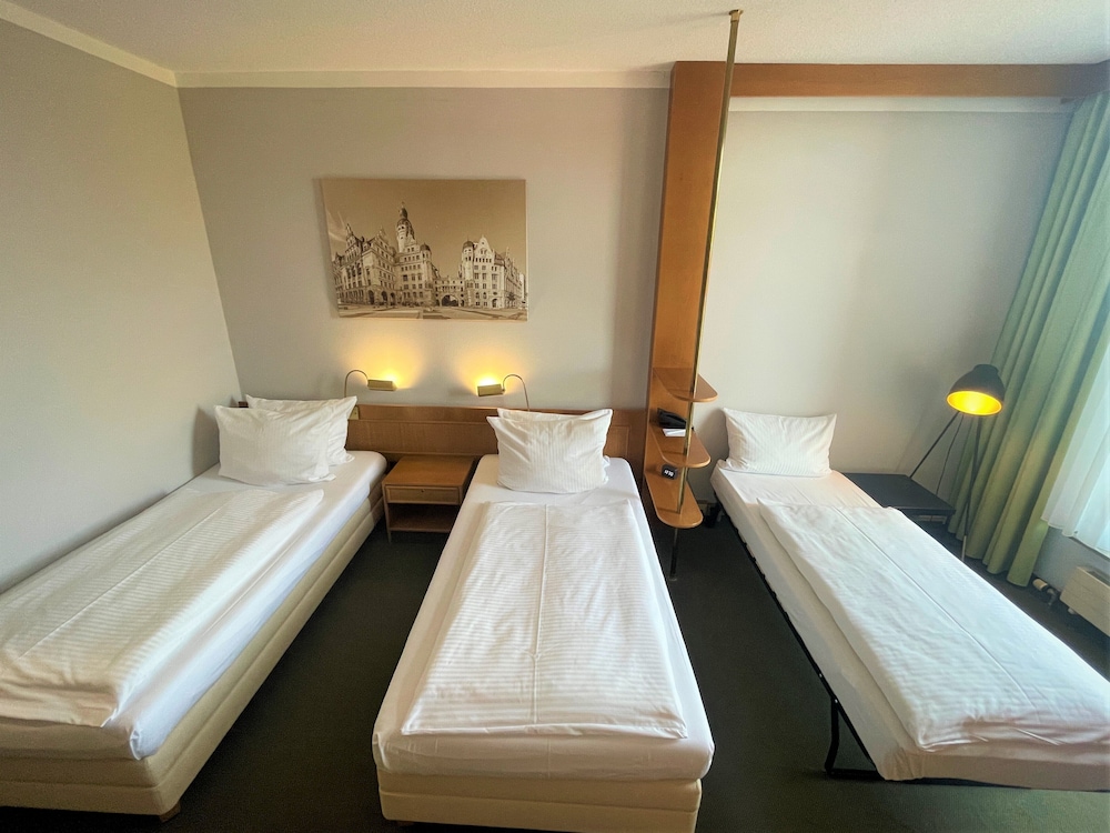 Classic Room, 3 Twin Beds - Photo 3