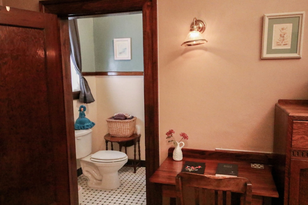 Standard Suite, 1 Queen Bed, Refrigerator & Microwave (Queen Efficiency Suite) photo 3