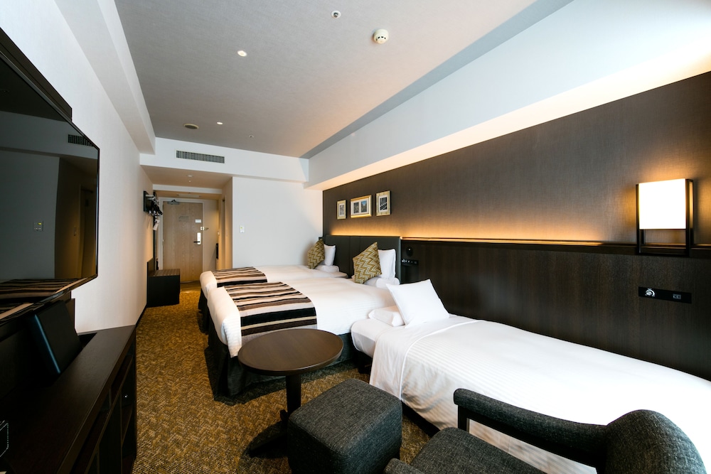 Superior Triple Room High Floor, Non Smoking (Eco Plan-No Cleaning Service) - Photo 1