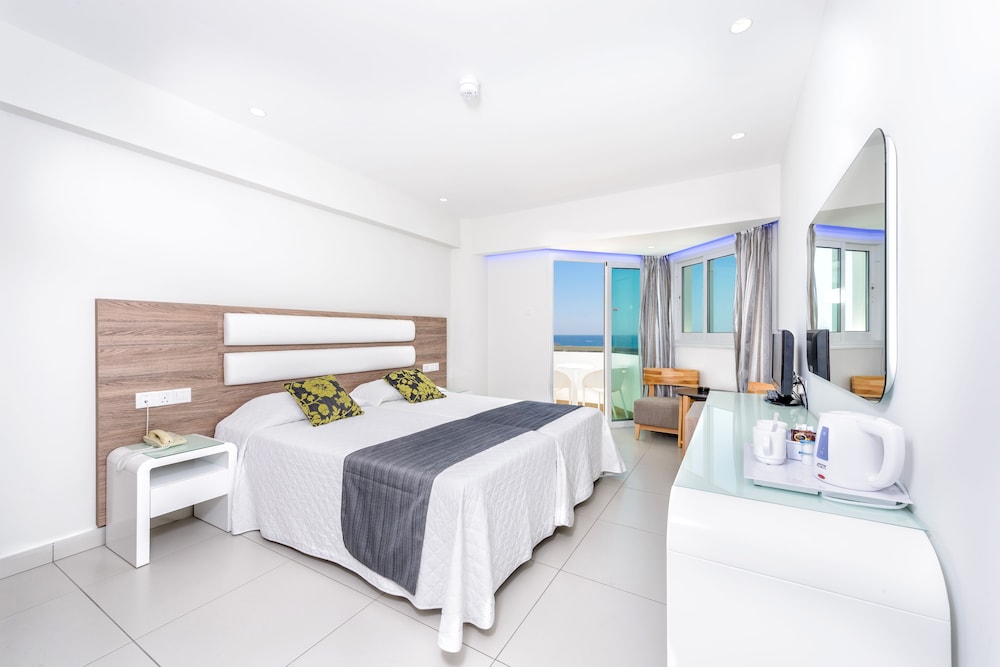 Deluxe Double or Twin Room, Sea View - Photo 1