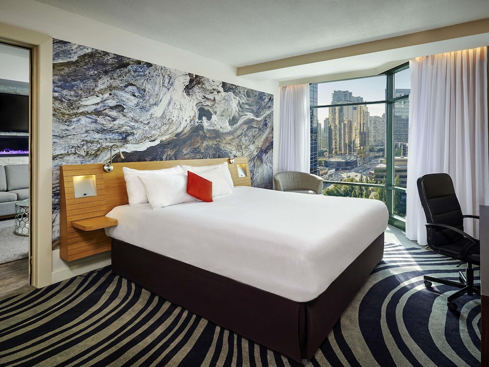 Suite, 1 King Bed - Photo 1