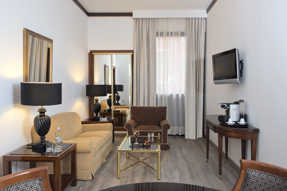 The Level Business Suite and Lounge Access - Photo 3