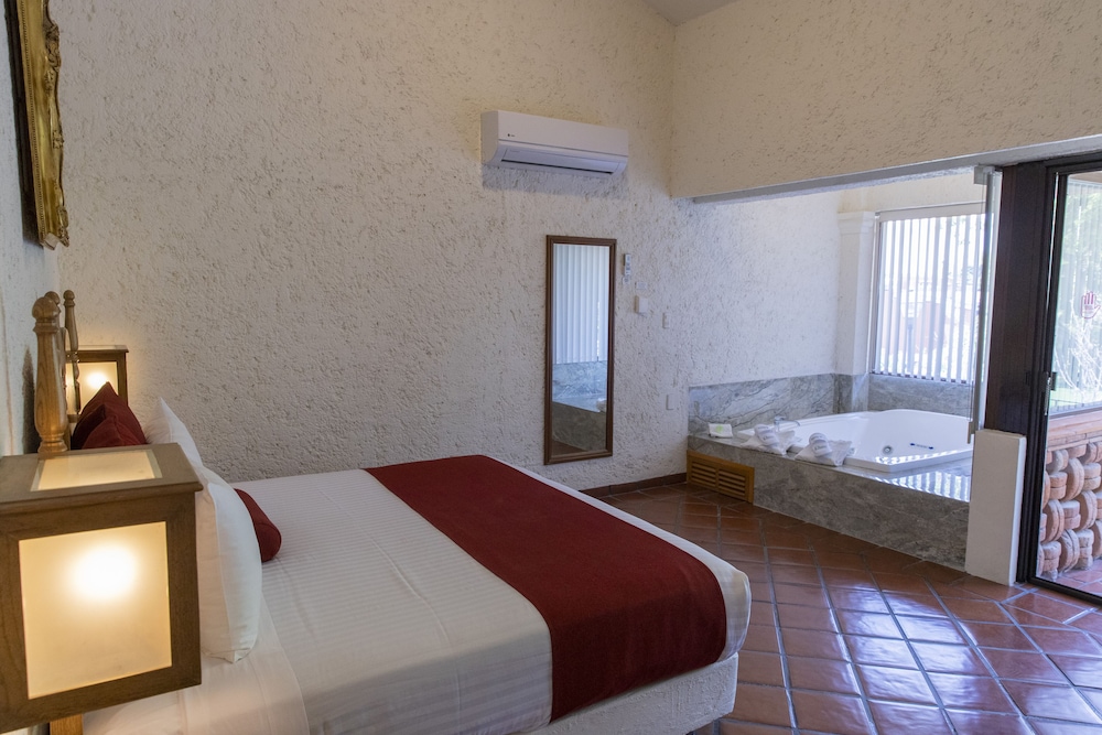 Terrace Suite, King bed and Jacuzzi - Photo 18